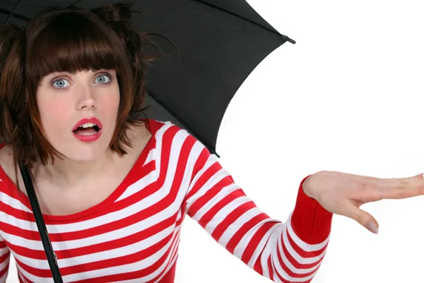 Mulher chocada sob um guarda-chuva — Fotografia de Stock