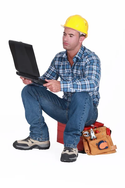 Tradesman checking his emails — Stock Photo, Image