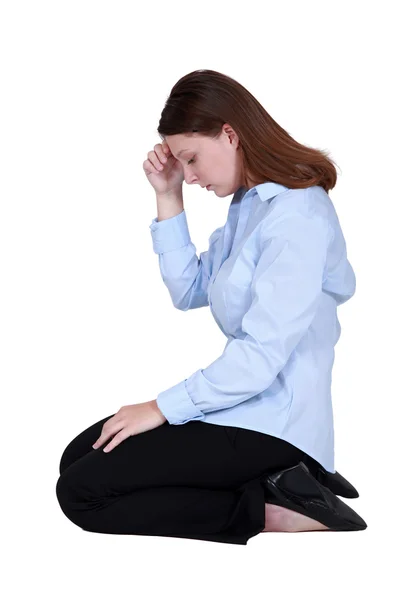Trabalhador de escritório com uma dor de cabeça — Fotografia de Stock
