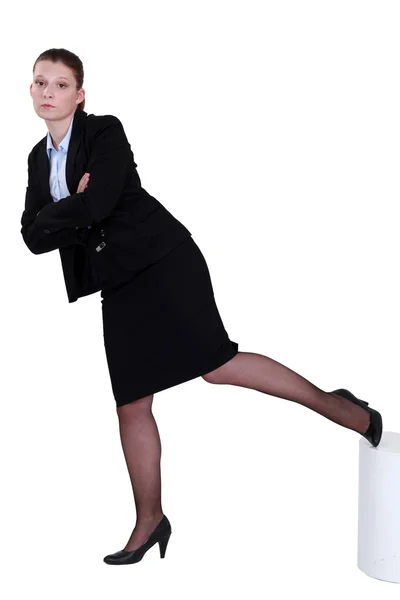 Femme d'affaires Stern debout sur une jambe — Photo