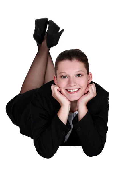 Attraktive Frau auf dem Boden liegend — Stockfoto