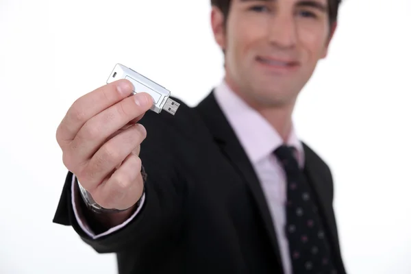 Zakenman met een flash drive — Stockfoto