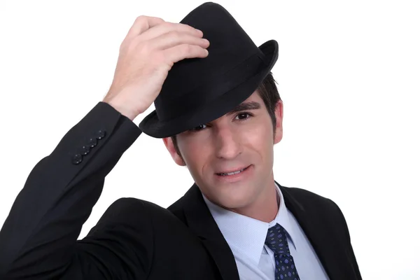 Biznesmen dopasowywanie jego kapelusz — Zdjęcie stockowe