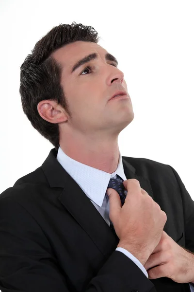 Muž narovnávací kravata — Stock fotografie