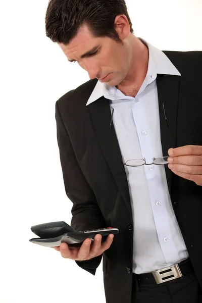 電卓を使用するビジネスマン — ストック写真
