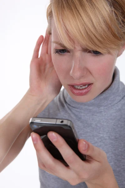 Kvinna som kämpar för att höra hennes telefon — Stockfoto