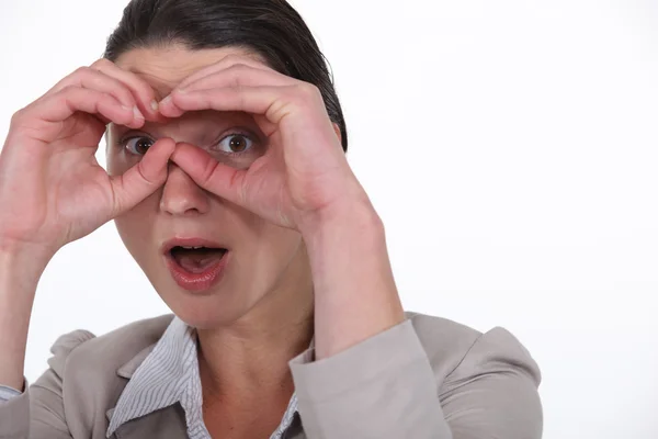 Επιχειρηματίας που κάνει ένα ζευγάρι γυαλιά με τα χέρια της — Φωτογραφία Αρχείου