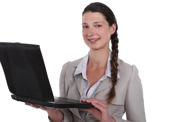 Mujer de negocios de pie con su portátil . — Foto de Stock