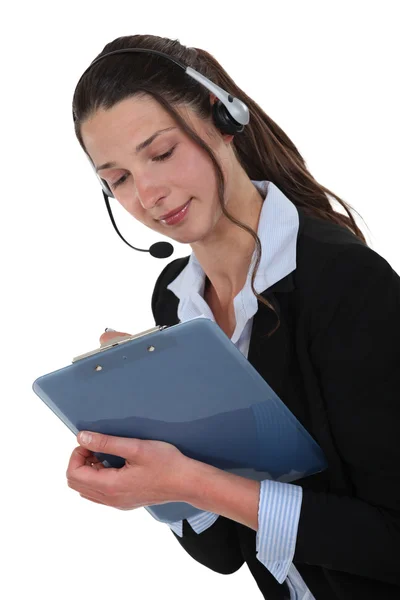 Vrouwelijke callcenter agent met Klembord — Stockfoto