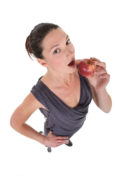 約を赤いりんごを食べるブルネット — ストック写真