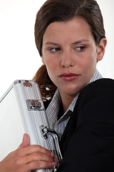 Podnikatelka nervózně drží kovový kufřík — Stock fotografie