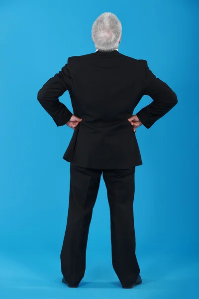 Bakifrån av äldre man i kostym — Stockfoto