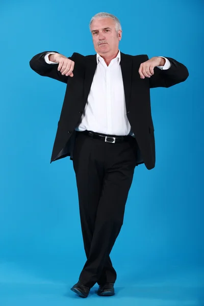 Grey-haired businessman lifting arms — Stock Photo, Image