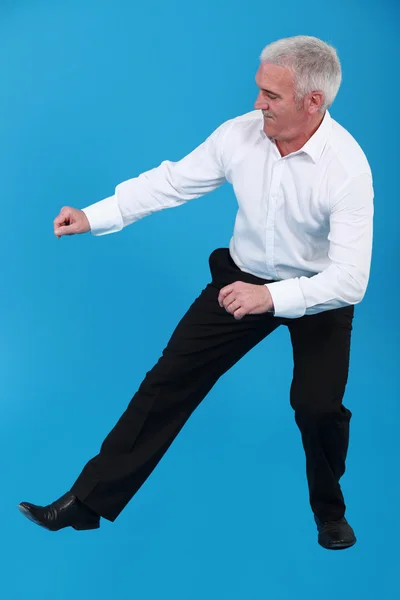 Starší muž tančí — Stock fotografie