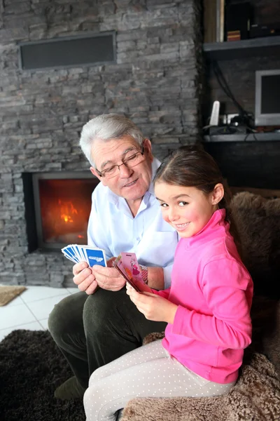 Nonno e nipote giocare a carte — Foto Stock
