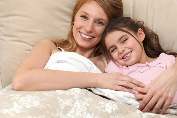 Anne ve kızı yatakta birlikte — Stok fotoğraf