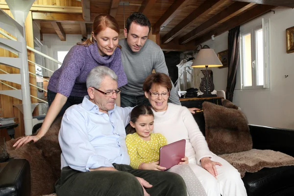 stock image Young girl showing her family her laptop