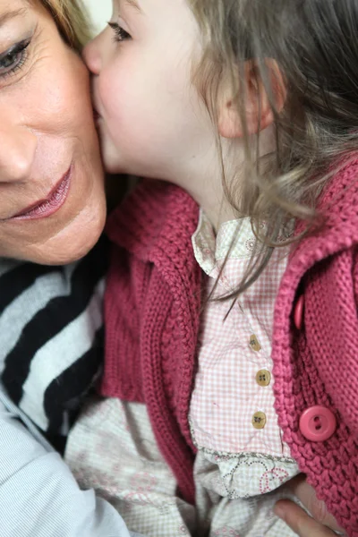 Malá holčička, líbat její máma — Stock fotografie