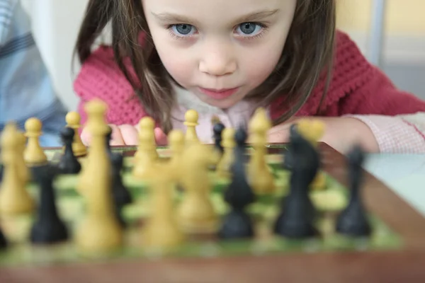 Μικρό κορίτσι που παίζει σκάκι — Φωτογραφία Αρχείου