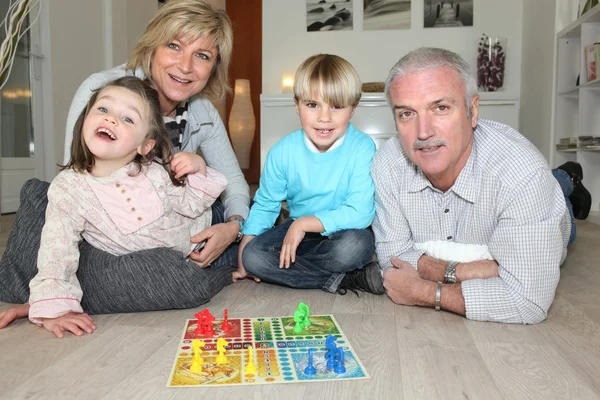 Familjen spelar brädspel — Stockfoto