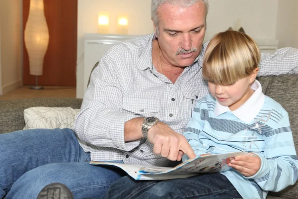 Farfar läser en berättelse — Stockfoto