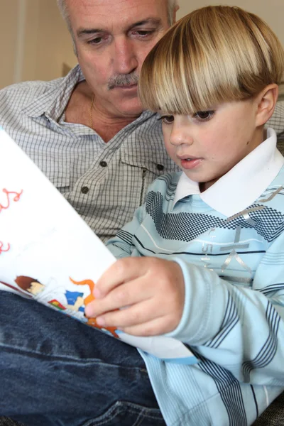 Grootvader en zoon lezen — Stockfoto