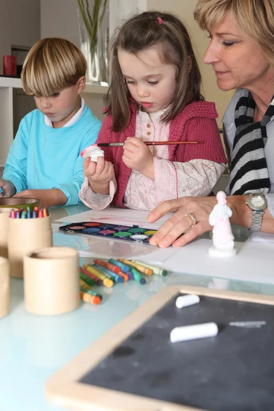 Abuela pintura con nietos —  Fotos de Stock