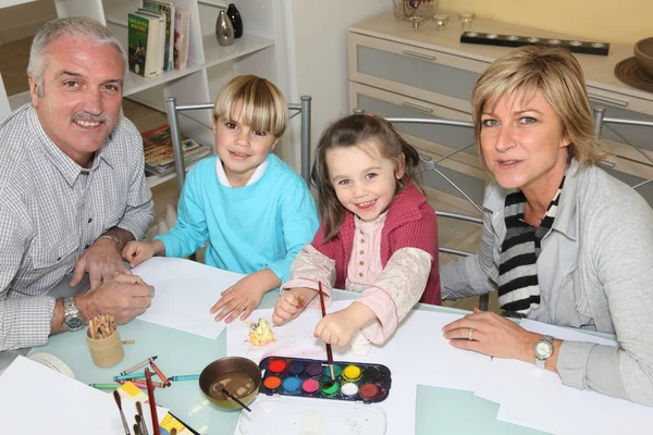 Grandparents drawing with their grandchildren — Stock Photo, Image