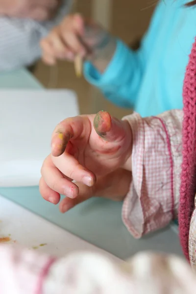 Kinderen met verf bedekt vingers — Stok fotoğraf