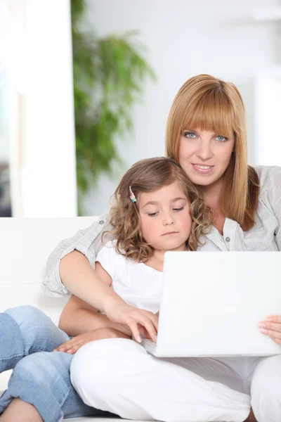 Moeder en dochter surfen op het internet — Stockfoto