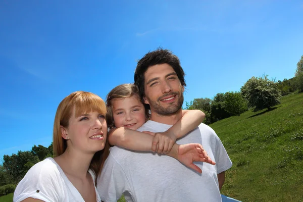 Jong gezin in het park — Stockfoto