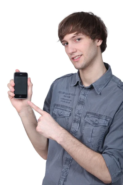 Junger Mann zeigt leeres Touchscreen-Handy Stockbild