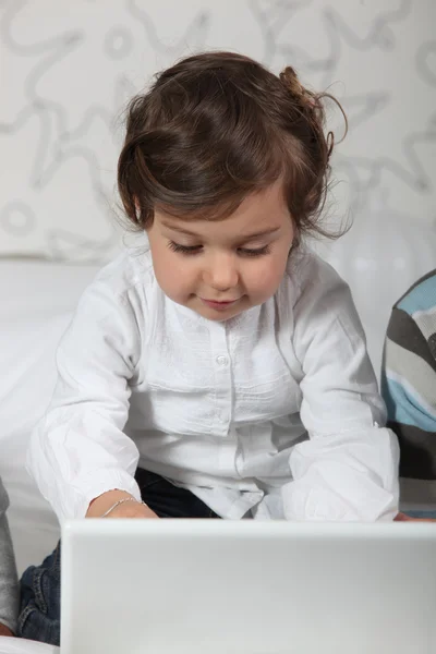 Småbarn med laptop Stockbild