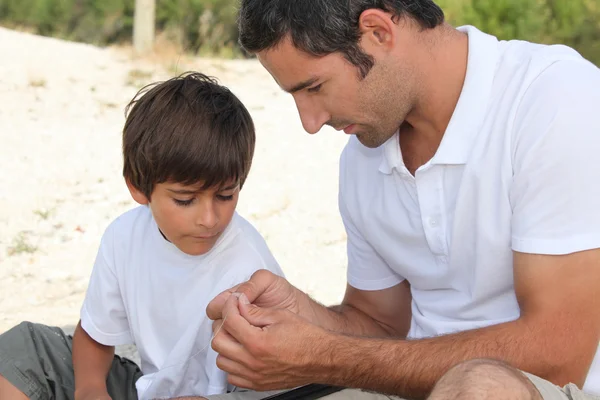 Baba oğluna balık tutmayı öğretiyor. — Stok fotoğraf