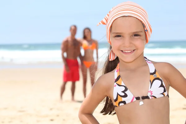 Μικρό κορίτσι στην παραλία με τους γονείς της — Φωτογραφία Αρχείου