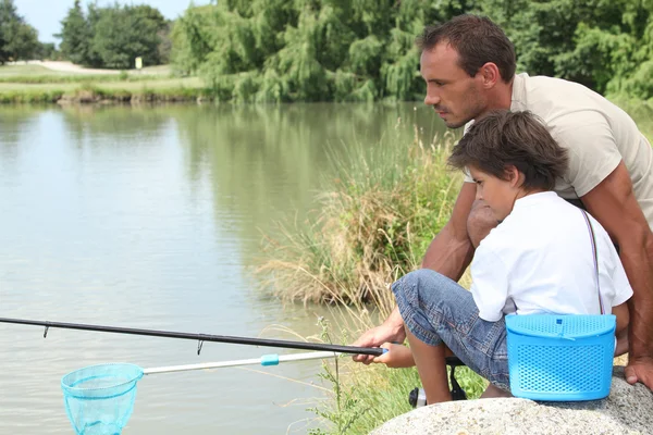 Apa és fia együtt horgásznak. — Stock Fotó