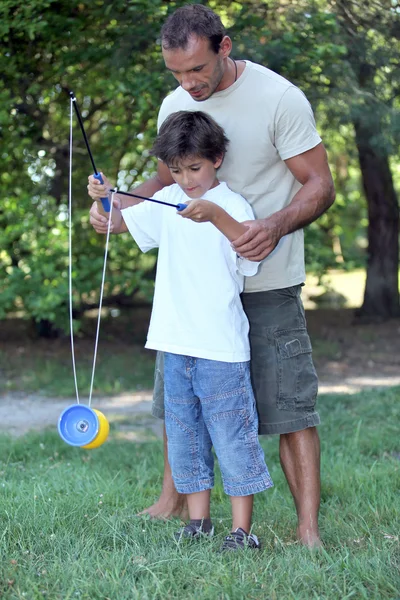 Vader spelen met zoon met een diabolo — Stockfoto