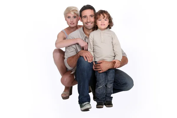 Jonge gezin poseren in een studio — Stockfoto