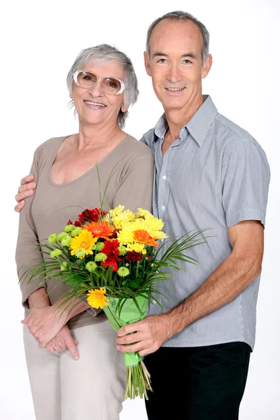Husband giving wife flowers — Stock Photo, Image
