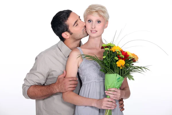 Муж целует жену — стоковое фото