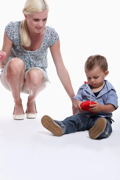 Mother playing with toddler — Stock Photo, Image