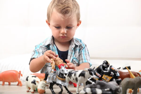 Malý chlapec si hraje s hračkami — Stock fotografie