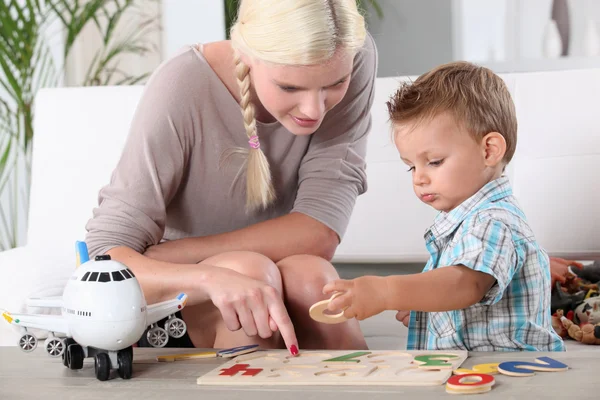 Moeder spelen met baby — Stockfoto