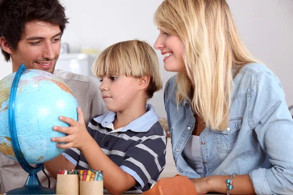 Parents with son and globe — Stock Photo, Image