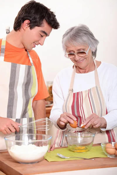 Бабушка и внук на кухне — стоковое фото