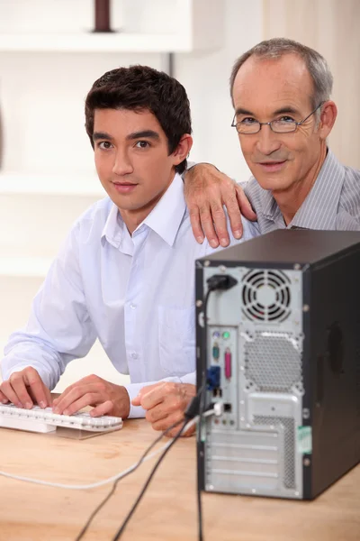 祖父和孙子与计算机 — 图库照片