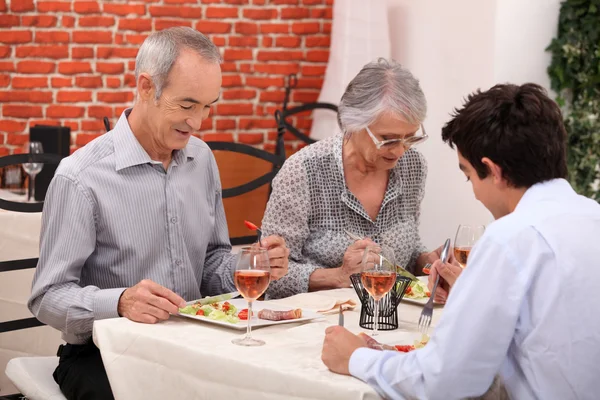 Avós e neto no restaurante — Fotografia de Stock