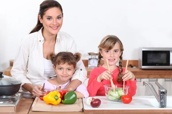 Çocuklar ile pişirme — Stok fotoğraf