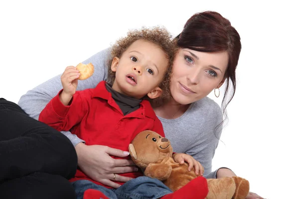 Mother sat with boy and teddy bear — Stock Photo, Image