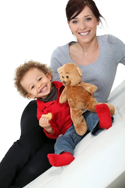 Mãe com bebê e ursinho de pelúcia — Fotografia de Stock